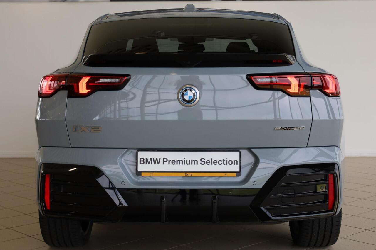 BMW X2 iX2 eDrive20 | M Sport | Leder | Stoelverwarming | Camera | Parkeersensoren Voor en Achter | 20" Multispaak | PS
