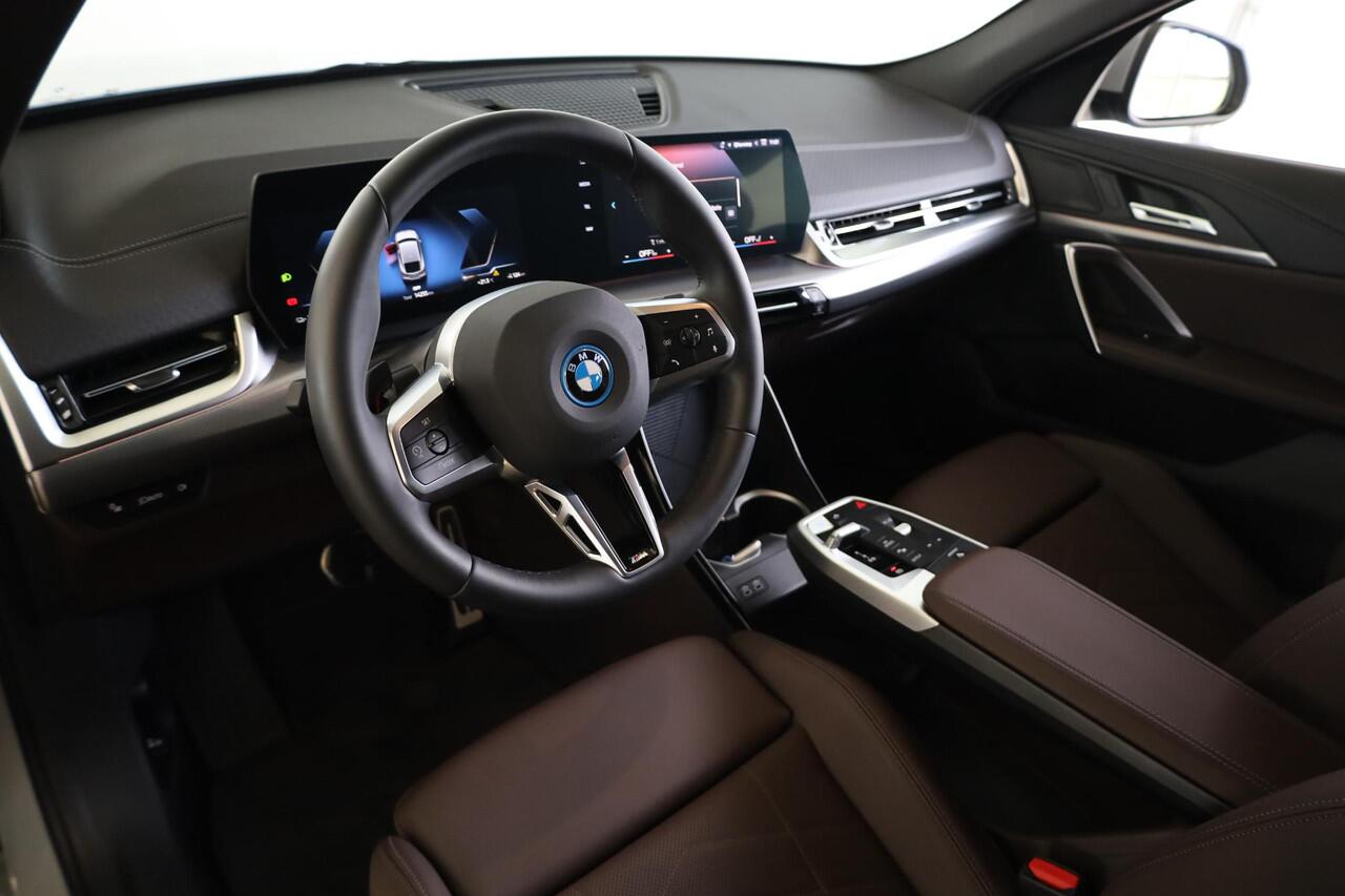 BMW X2 iX2 eDrive20 | M Sport | Leder | Stoelverwarming | Camera | Parkeersensoren Voor en Achter | 20" Multispaak | PS