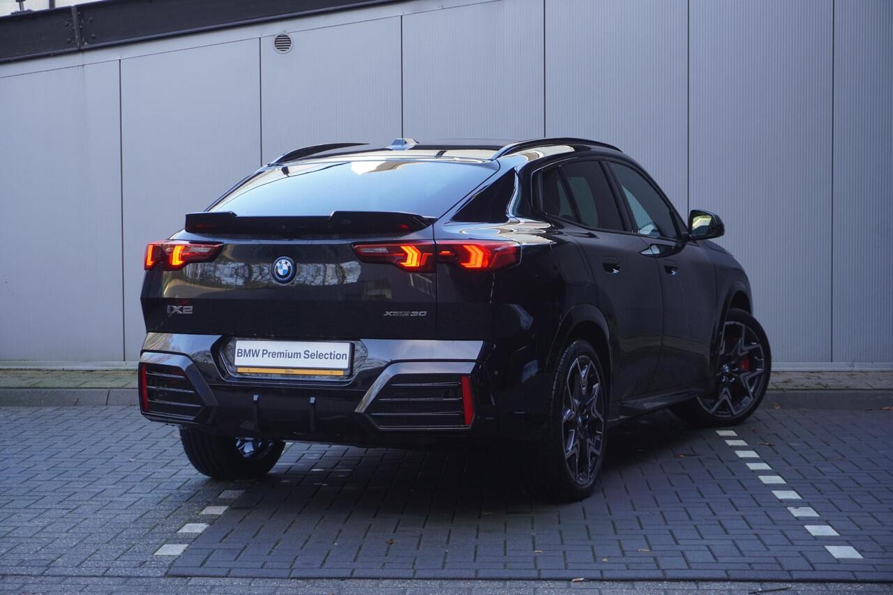 BMW X2 iX2 xDrive30 M Sportpakket Pro | Comfort Pack | 20 inch LM M V-spaak | Trekhaak met elektrisch wegklapbare kogel | Panoramadak | Driving Assistant Plus | Harman Kardon | Ekris Selection