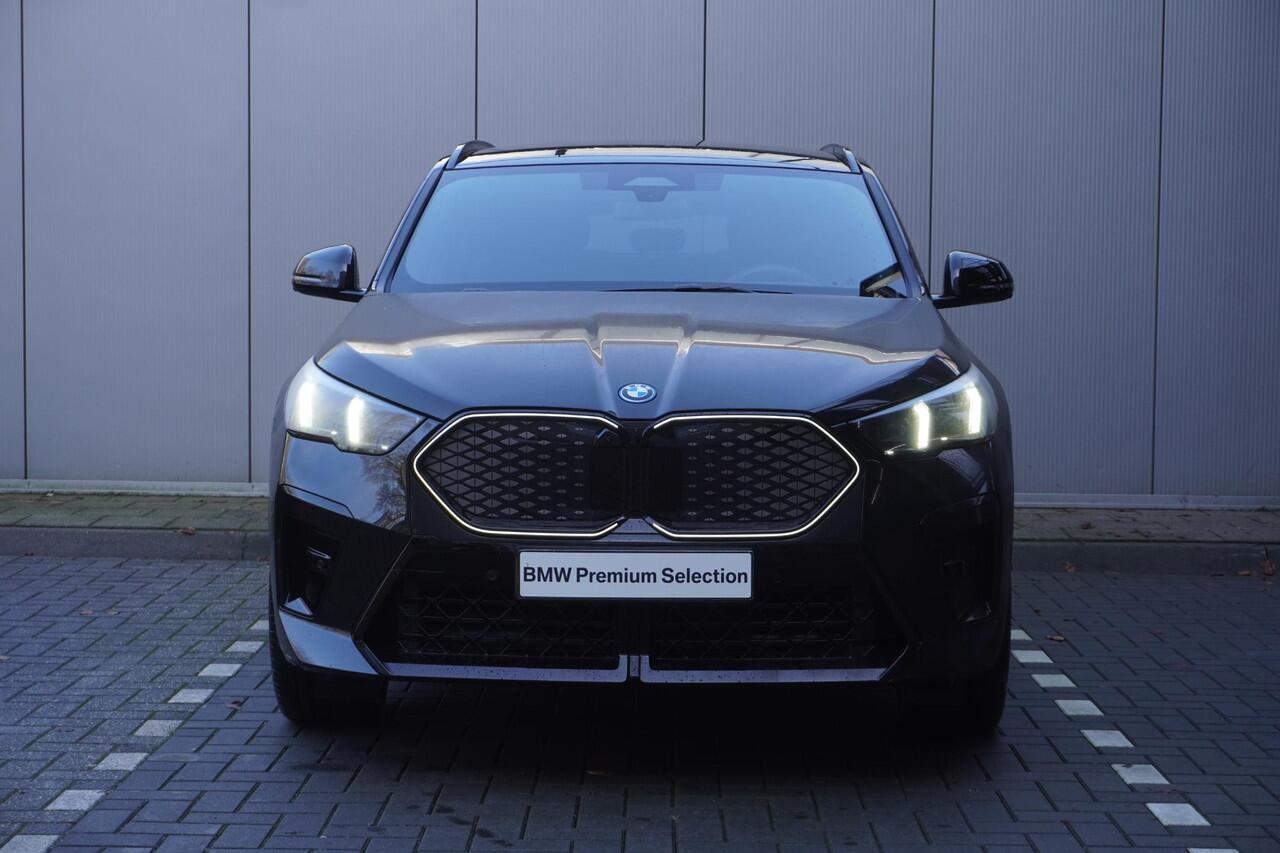 BMW X2 iX2 xDrive30 M Sportpakket Pro | Comfort Pack | 20 inch LM M V-spaak | Trekhaak met elektrisch wegklapbare kogel | Panoramadak | Driving Assistant Plus | Harman Kardon | Ekris Selection