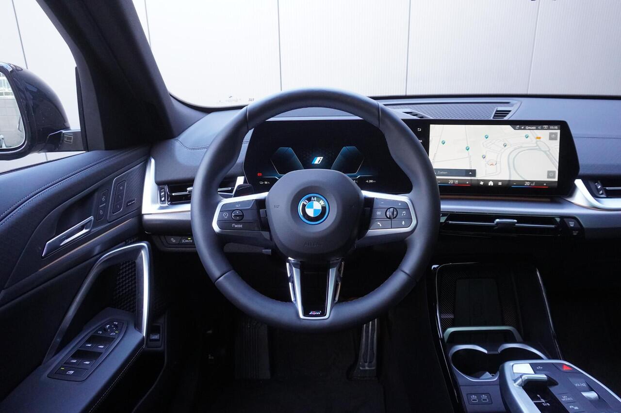 BMW X2 iX2 xDrive30 M Sportpakket Pro | Comfort Pack | 20 inch LM M V-spaak | Trekhaak met elektrisch wegklapbare kogel | Panoramadak | Driving Assistant Plus | Harman Kardon | Ekris Selection
