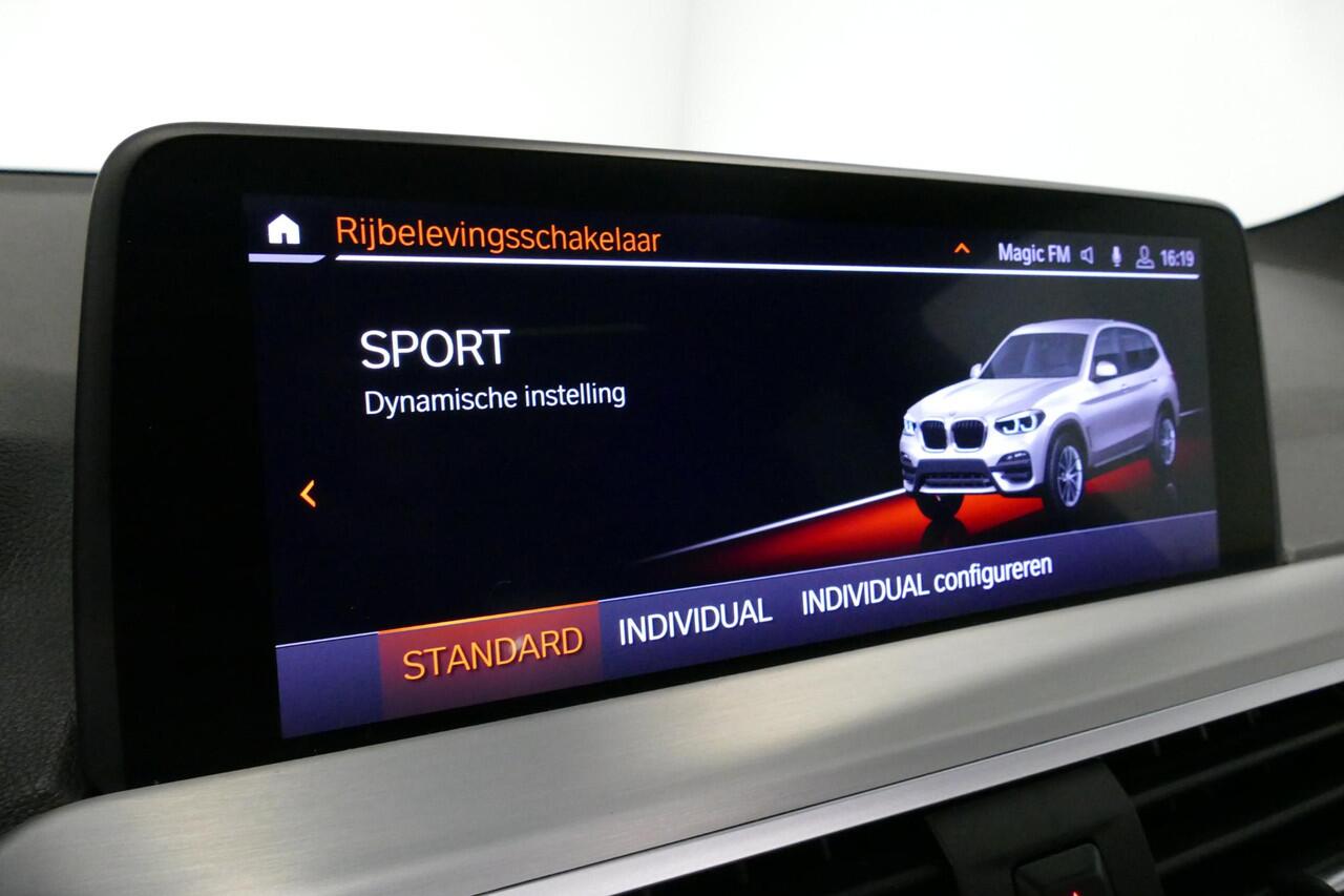BMW X3 xDrive20i M Sport / Panoramadak / Elektr. verstelbare stoelen (best. memory) / Stoelverwarming / Ambienteverlichting / Apple Carplay - Andriod Auto / Lederen bekleding / M Aerodynamicapakket / Achterbank verwarming / Achteruitrijcamera / Cruise Control / 