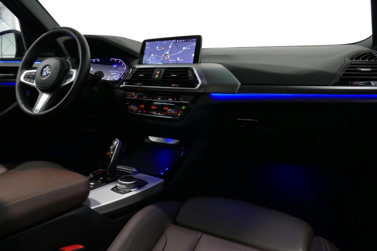 BMW X3 xDrive20i M Sport / Panoramadak / Elektr. verstelbare stoelen (best. memory) / Stoelverwarming / Ambienteverlichting / Apple Carplay - Andriod Auto / Lederen bekleding / M Aerodynamicapakket / Achterbank verwarming / Achteruitrijcamera / Cruise Control / 