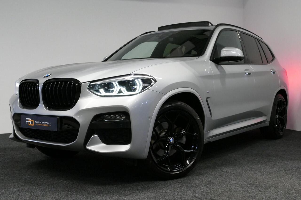 BMW X3 xDrive20i M Sport / Panoramadak / Elektr. verstelbare stoelen (best. memory) / Stoelverwarming / Ambienteverlichting / Apple Carplay - Andriod Auto / Lederen bekleding / M Aerodynamicapakket / Achterbank verwarming / Achteruitrijcamera / Cruise Control / 