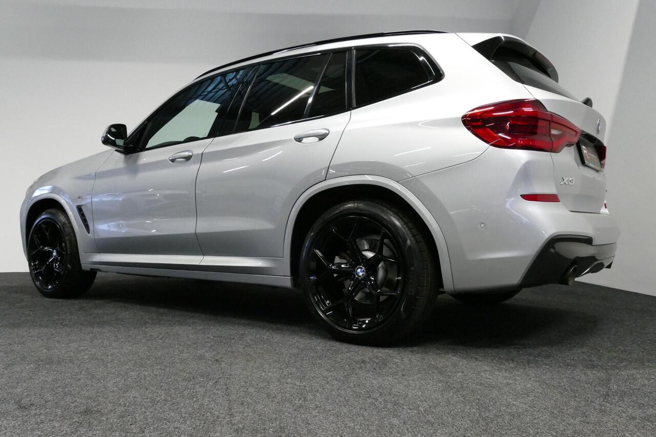 BMW X3 xDrive20i M Sport / Panoramadak / Elektr. verstelbare stoelen (best. memory) / Stoelverwarming / Ambienteverlichting / Apple Carplay - Andriod Auto / Lederen bekleding / M Aerodynamicapakket / Achterbank verwarming / Achteruitrijcamera / Cruise Control / 