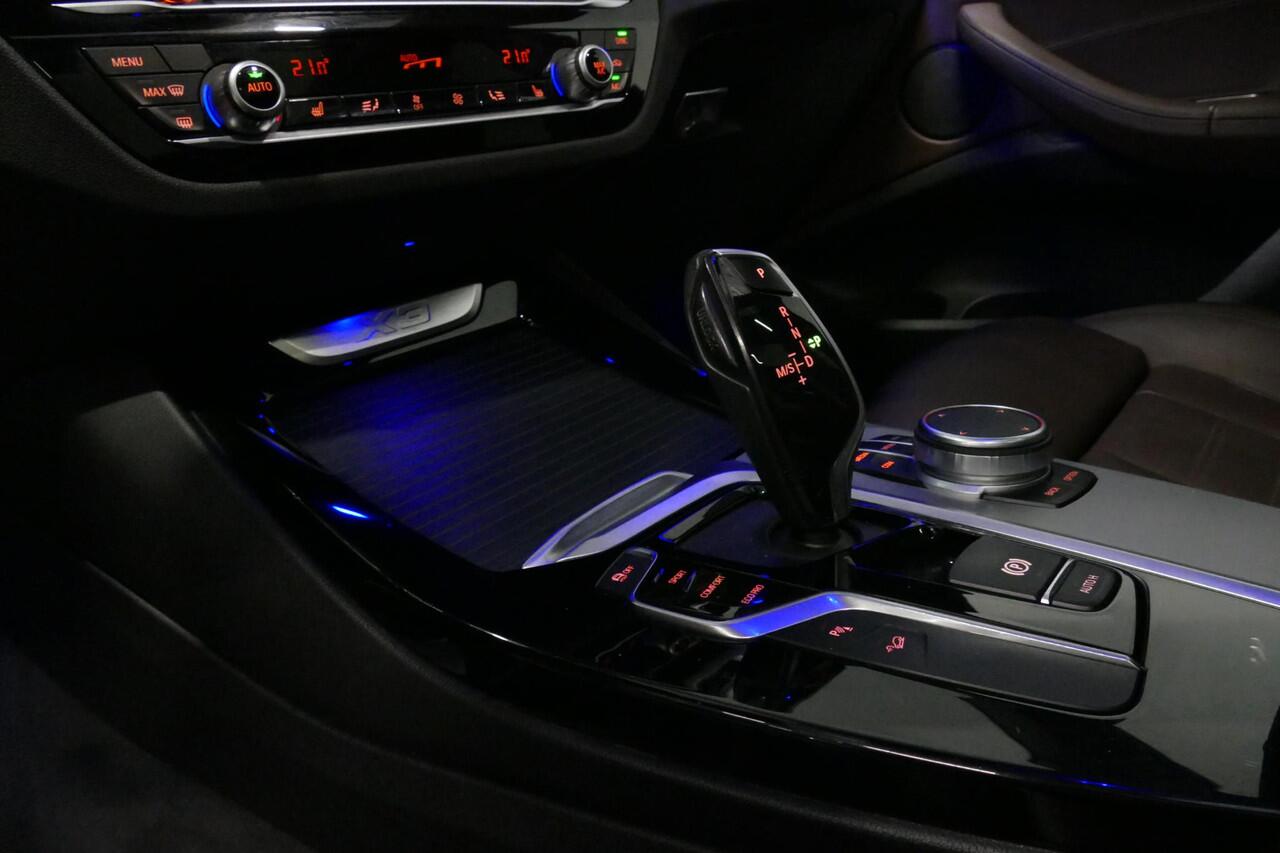 BMW X3 xDrive20i M Sport / Panoramadak / Elektr. verstelbare stoelen (best. memory) / Stoelverwarming / Ambienteverlichting / Apple Carplay - Andriod Auto / Lederen bekleding / M Aerodynamicapakket / Achterbank verwarming / Achteruitrijcamera / Cruise Control / 
