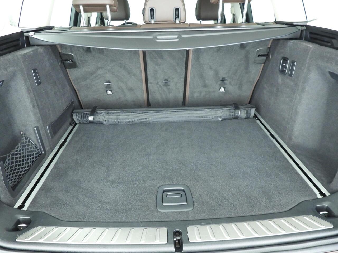 BMW X3 xDrive20i | LED | Leder | Navigatie | Active cruise | Sportstoelen | Chrome line | DAB | Harman-kardon sound | Alu 19 inch