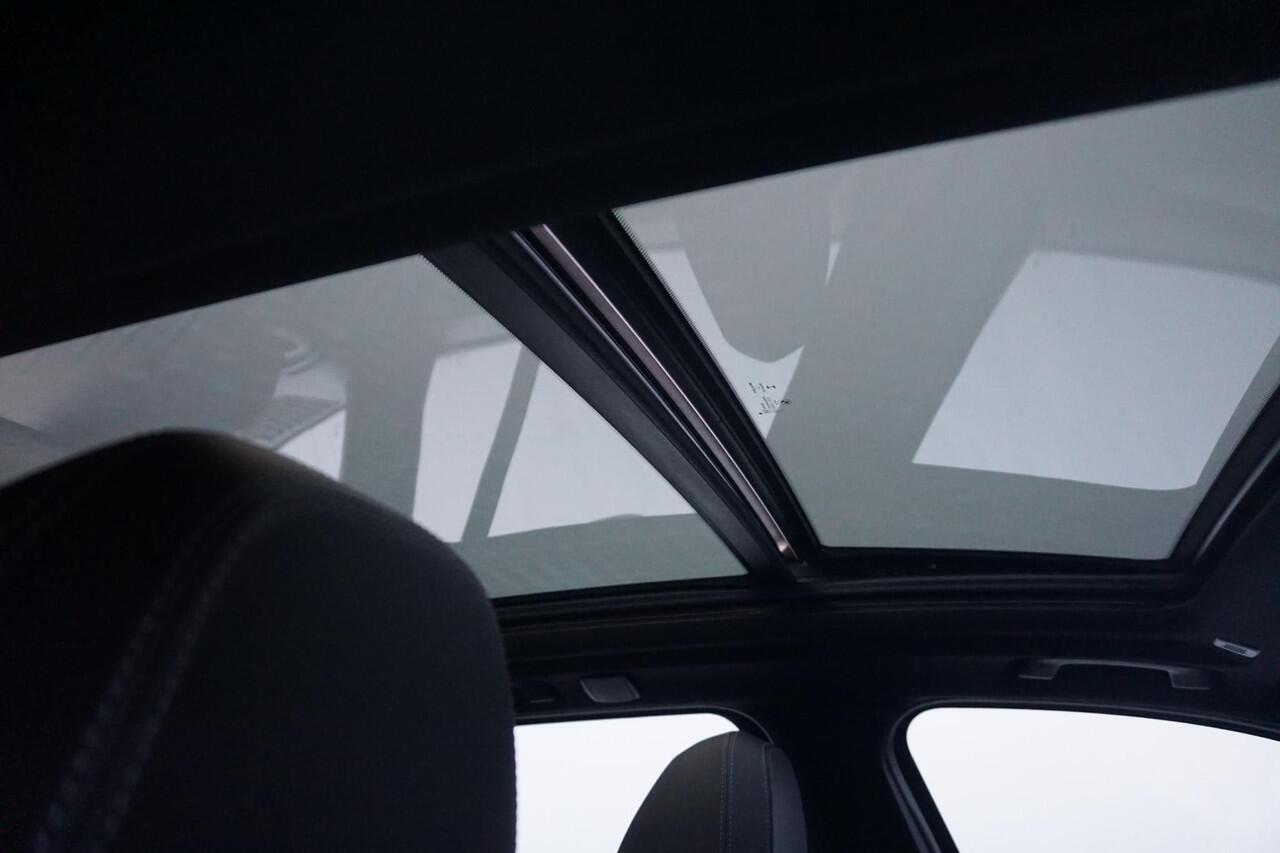 BMW X3 sDrive20i High Executive M Sportpakket 20'' / Glazen panoramadak / Parking Assistant / Verwarmde voorstoelen