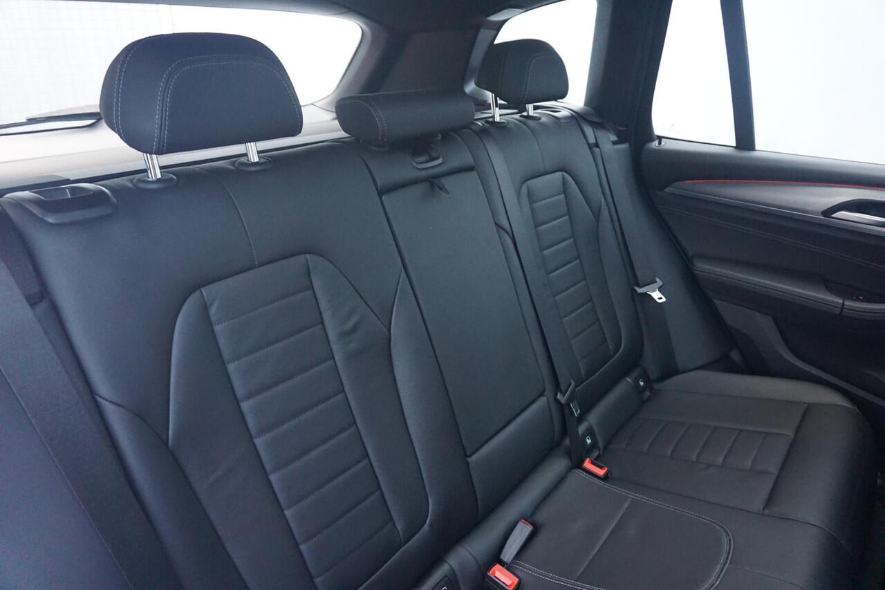 BMW X3 sDrive20i High Executive M Sportpakket 20'' / Glazen panoramadak / Parking Assistant / Verwarmde voorstoelen