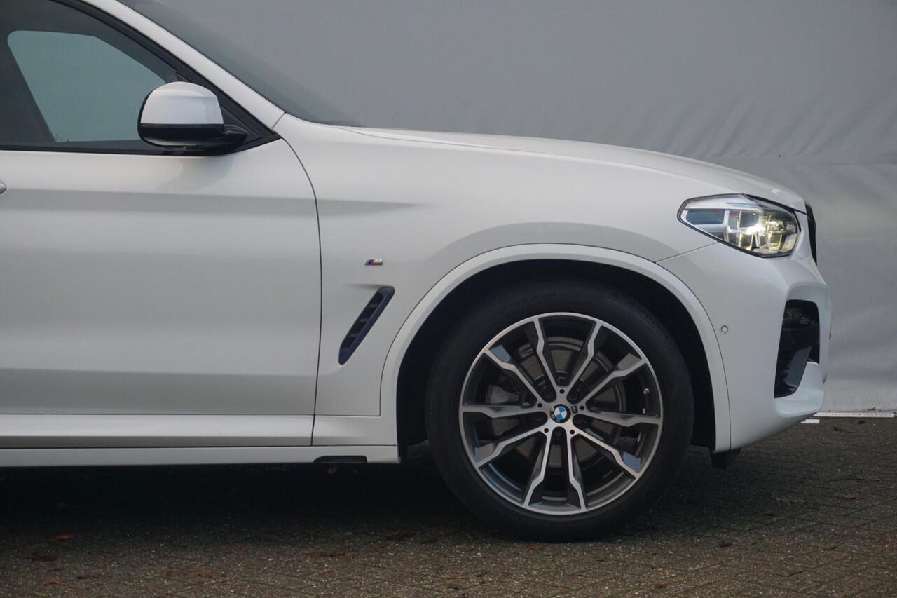 BMW X3 sDrive20i High Executive M Sportpakket 20'' / Glazen panoramadak / Parking Assistant / Verwarmde voorstoelen