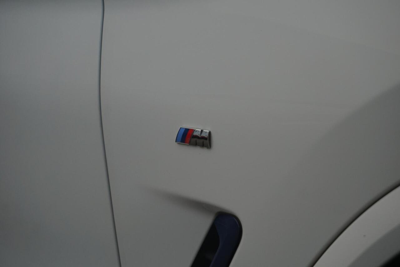 BMW X3 sDrive20i High Executive M Sportpakket 20'' / Glazen panoramadak / Parking Assistant / Verwarmde voorstoelen