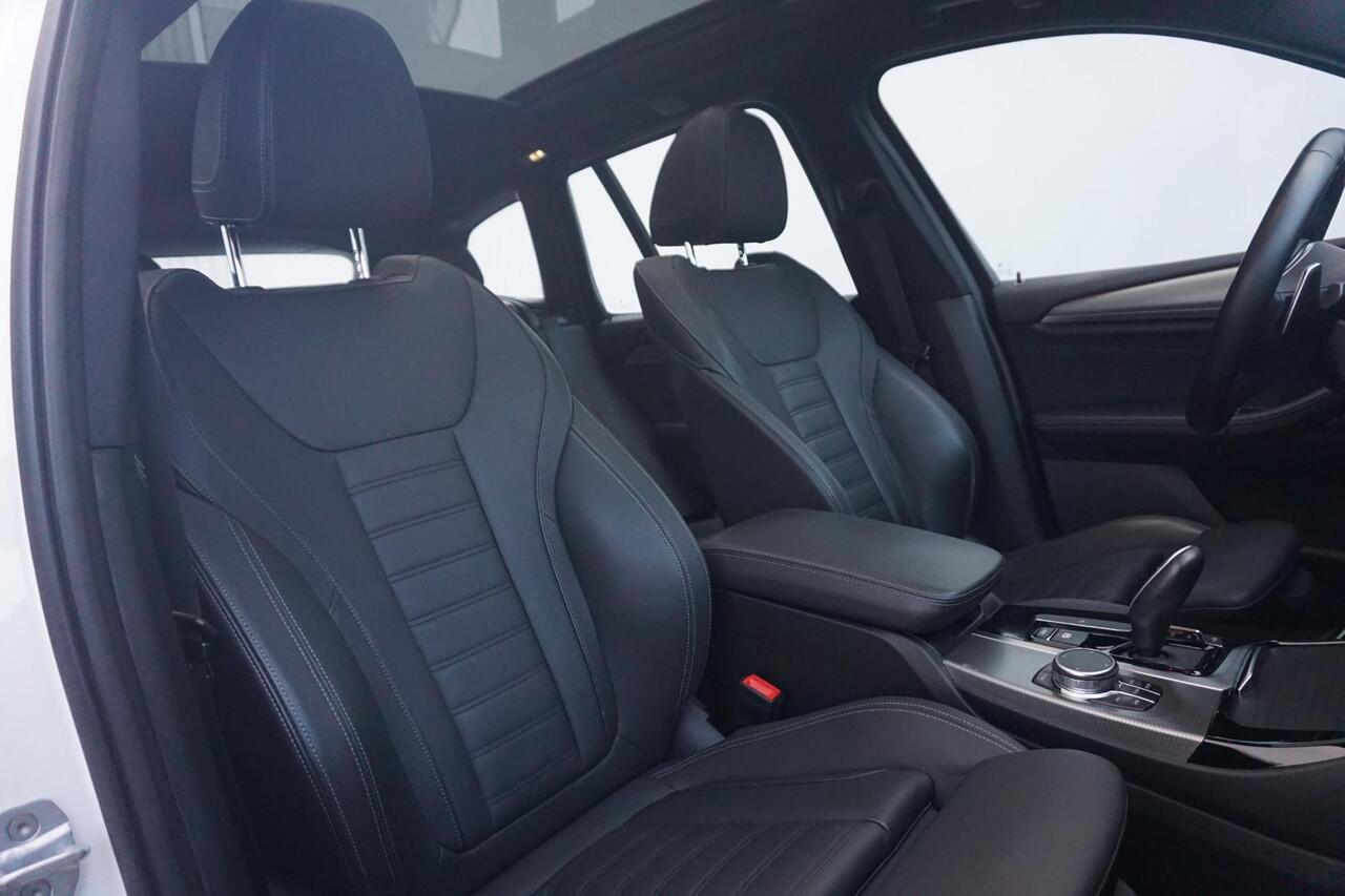 BMW X3 sDrive20i High Executive M Sportpakket 20'' / Glazen panoramadak / Parking Assistant / Verwarmde voorstoelen