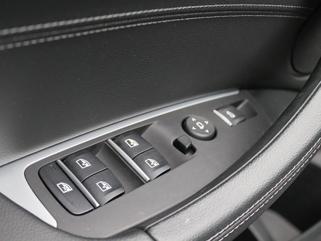 BMW X3 sDrive20i High Executive | Parking Pack | Comfort Access | Achteruitrijcamera | Panoramadak | Head-Up Display | HiFi | 20''