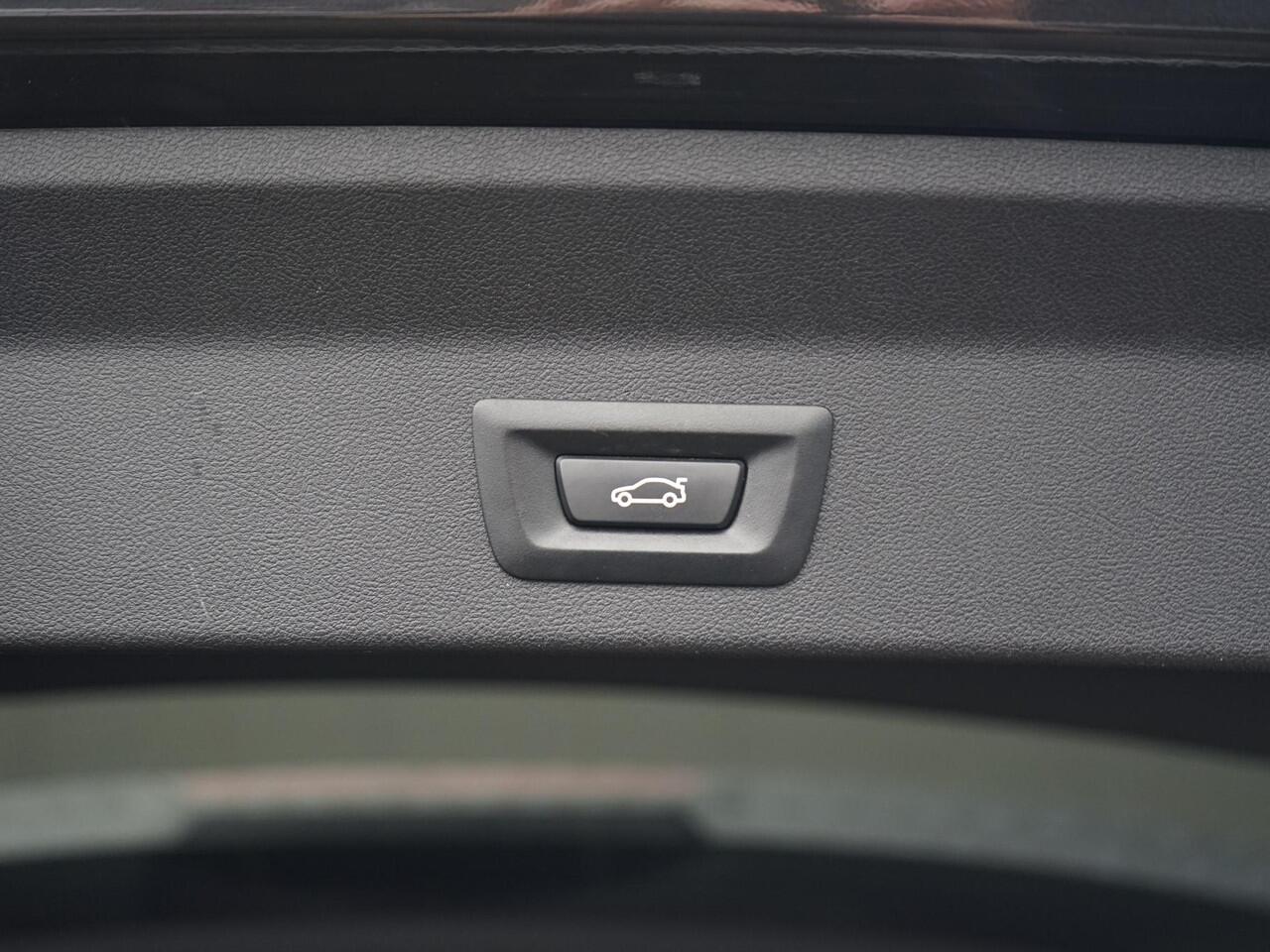 BMW X3 xDrive30e High Executive BMW Live Dashboard Professional / Harman-Kardon / Sportstoelen / Privacy glass / 19'' LM velgen / LED / Stoel+stuur verw. /