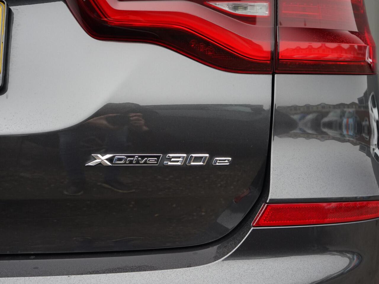 BMW X3 xDrive30e High Executive BMW Live Dashboard Professional / Harman-Kardon / Sportstoelen / Privacy glass / 19'' LM velgen / LED / Stoel+stuur verw. /