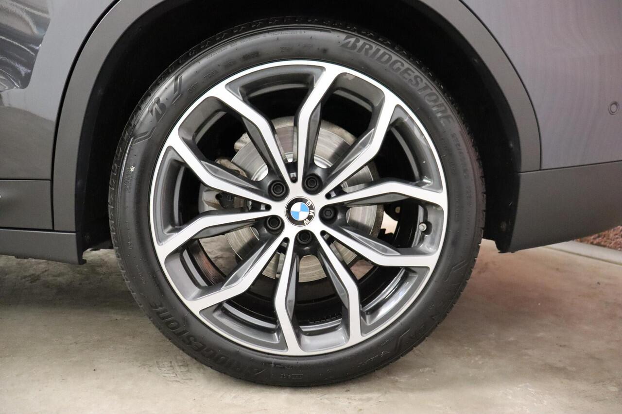 BMW X3 xDrive20i High Executive xLine Automaat / Live Cockpit Professional / Panoramadak / Wegklapbare Trekhaak / Sportstoelen Elektrisch Verstelbaar / Adaptieve LED-koplamp / Driving Assistant / Head-Up Display / 20 Inch / Stoelverwarming / Hifi / Chrome Line /
