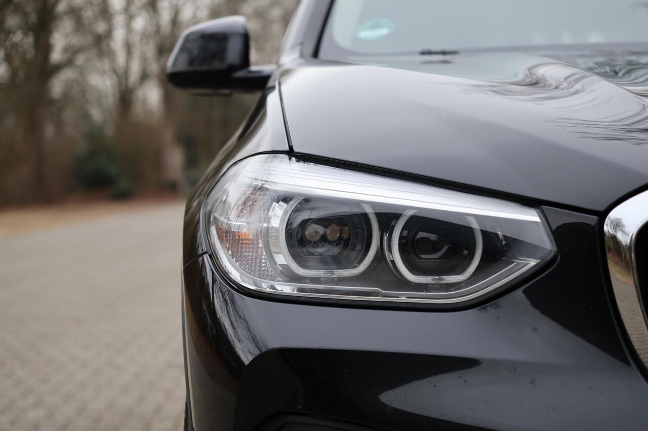 BMW X3 xDrive20i X-Line | 20" | HUD | Trekhaak | Keyless | LED | Hifi | Alarm kl.3 | Sportstoelen | Stoelverwarming | Live Cockpit Pro | Etc.