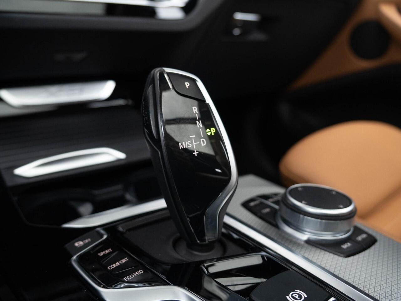 BMW X3 xDrive20i | High Executive | M Sport | Stuurwielrand Verwarmd | Head-Up Display | Stoelverwarming | Panoramadak | 20''