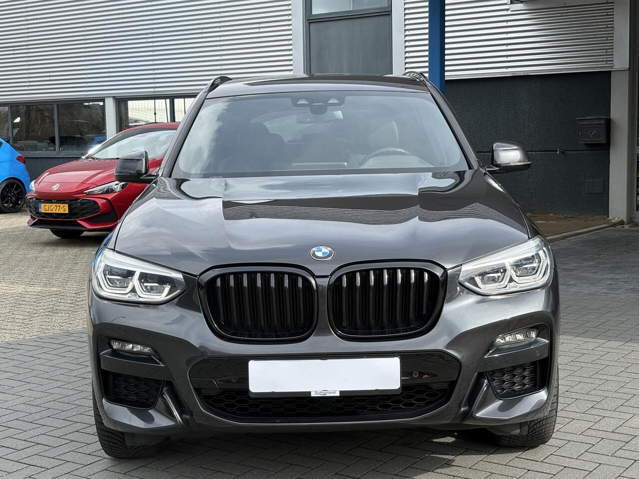 BMW X3 xDrive30e M Sport Plug-in Hybride | PHEV | Elek. Trekhaak | 20 inch | M pakket | Stoelverwarming | Shadowline Exterior | Adaptive Led verlichting | Hifi | Volledig digitaal instrumentenpaneel