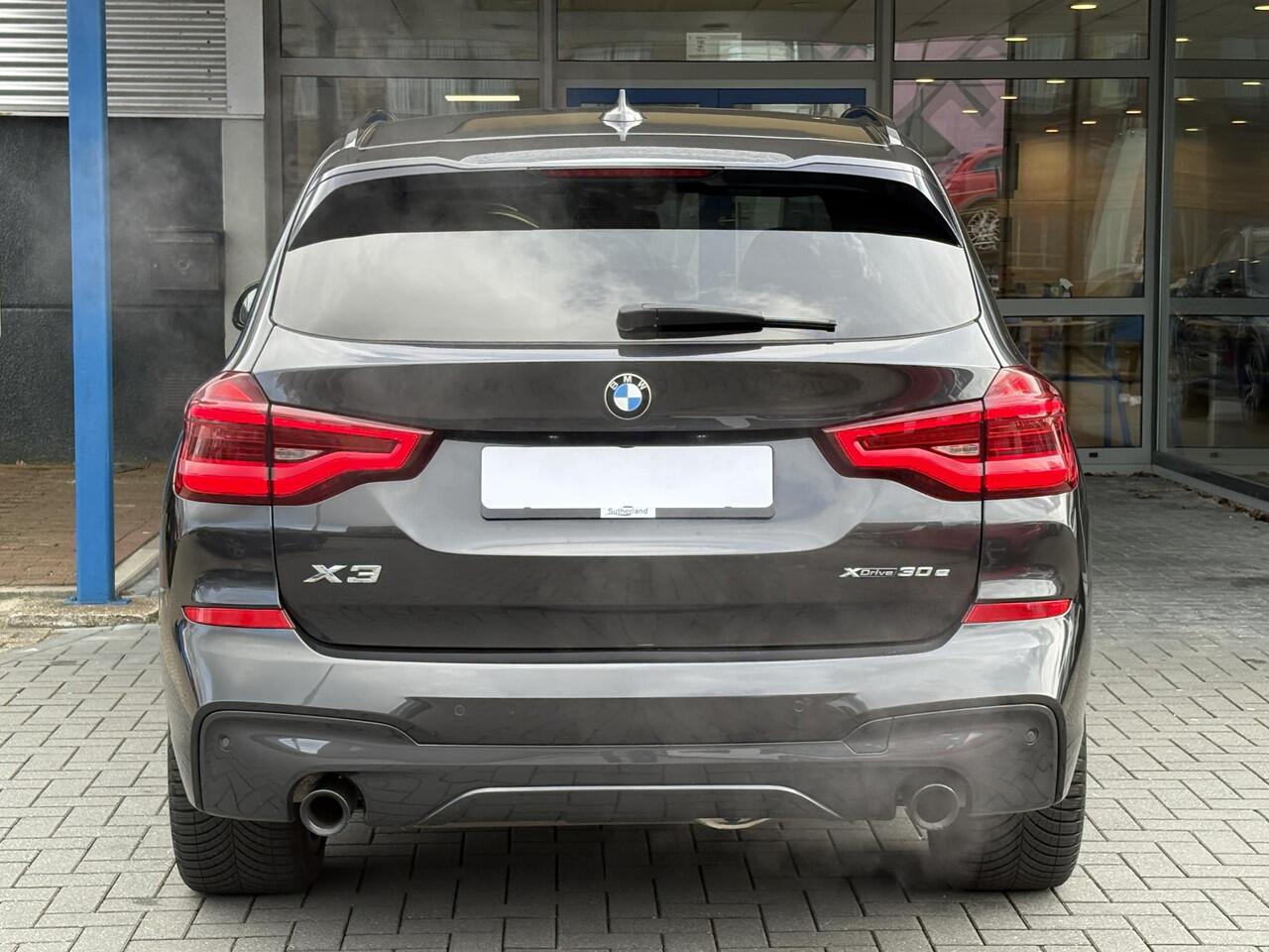 BMW X3 xDrive30e M Sport Plug-in Hybride | PHEV | Elek. Trekhaak | 20 inch | M pakket | Stoelverwarming | Shadowline Exterior | Adaptive Led verlichting | Hifi | Volledig digitaal instrumentenpaneel