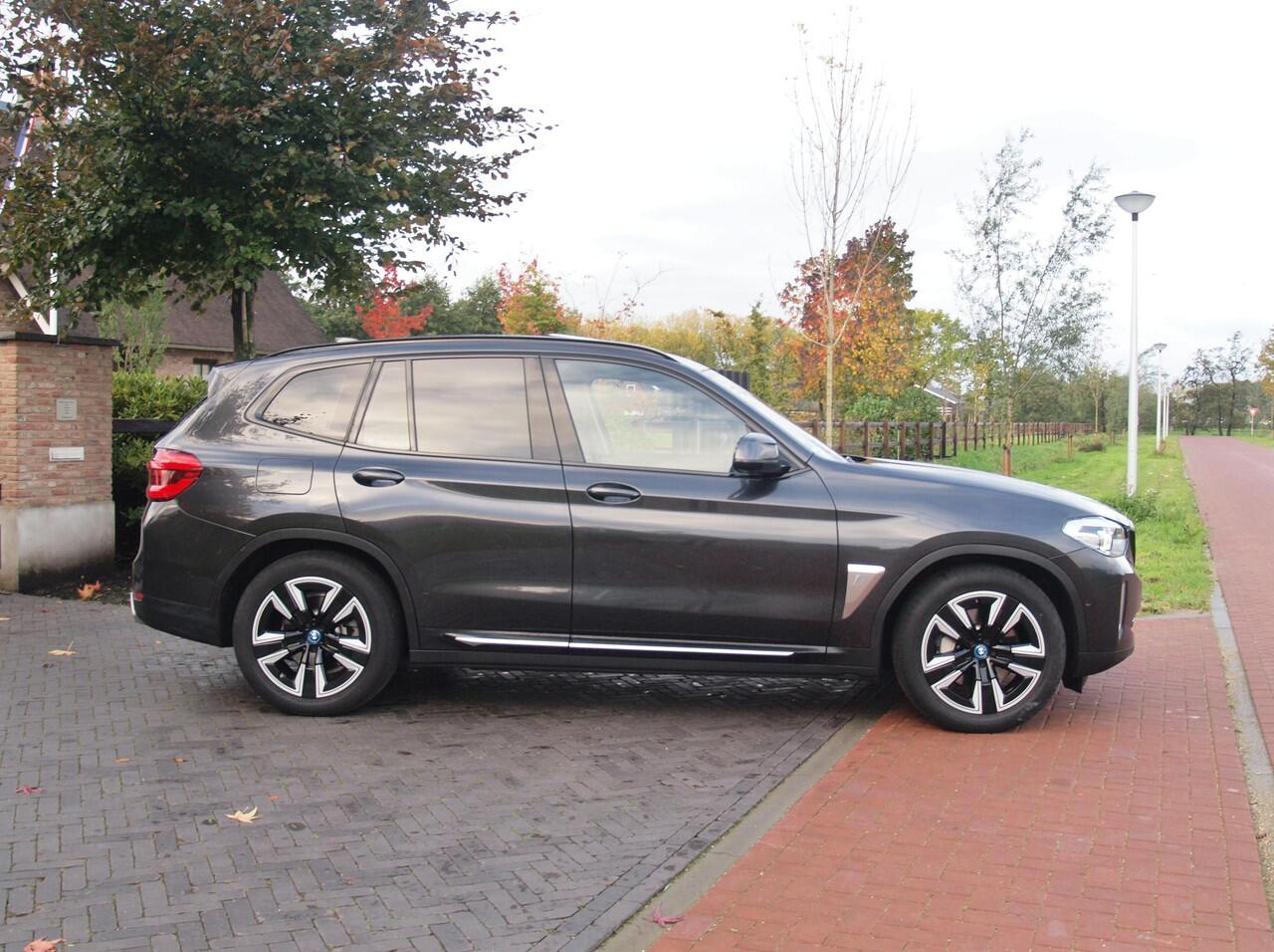 BMW X3 iX3 Executive 80 kWh | Panoramadak | Camera | Trekhaak | Sfeerverlichting | Apple Carplay |