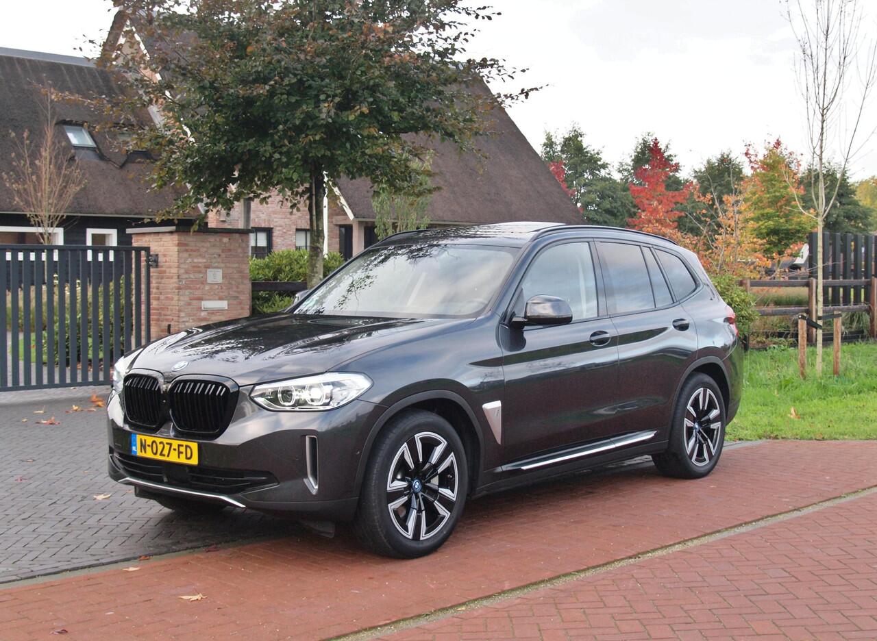BMW X3 iX3 Executive 80 kWh | Panoramadak | Camera | Trekhaak | Sfeerverlichting | Apple Carplay |