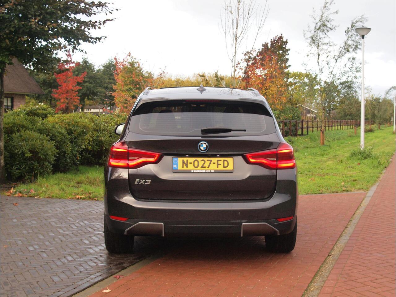 BMW X3 iX3 Executive 80 kWh | Panoramadak | Camera | Trekhaak | Sfeerverlichting | Apple Carplay |