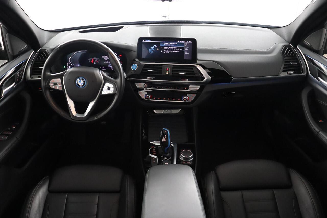 BMW X3 iX3 High Executive 80 kWh | trekhaak elektrisch | Pano | dodehoek detectie | head-up display | Voorstoelen Verwarmd |