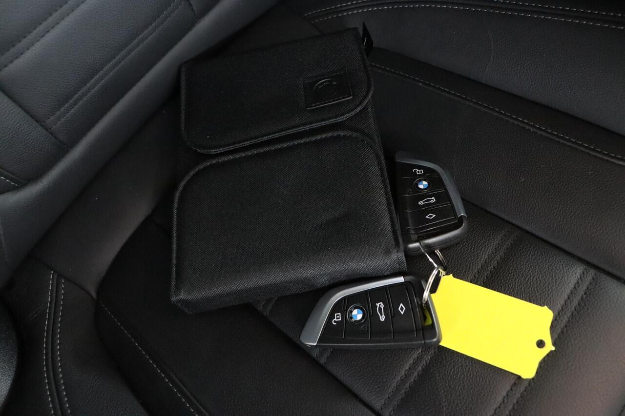 BMW X3 iX3 High Executive 80 kWh | trekhaak elektrisch | Pano | dodehoek detectie | head-up display | Voorstoelen Verwarmd |