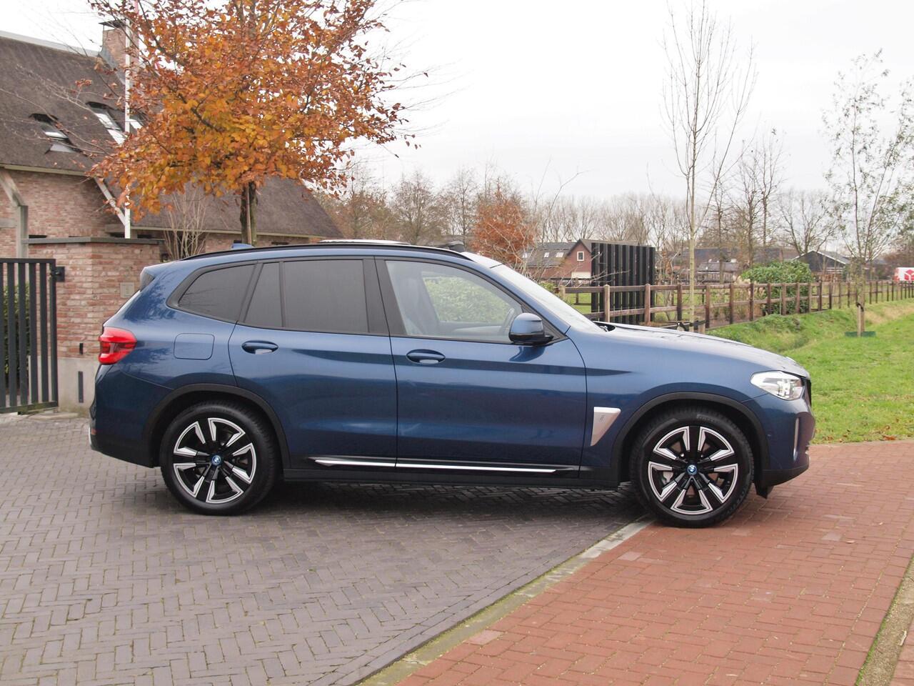 BMW X3 iX3 Executive 80 kWh | Panoramadak | Sfeerverlichting | Camera | Apple Carplay | NL-Auto |