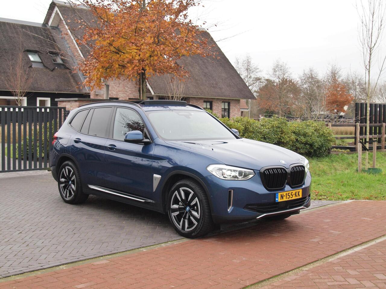 BMW X3 iX3 Executive 80 kWh | Panoramadak | Sfeerverlichting | Camera | Apple Carplay | NL-Auto |