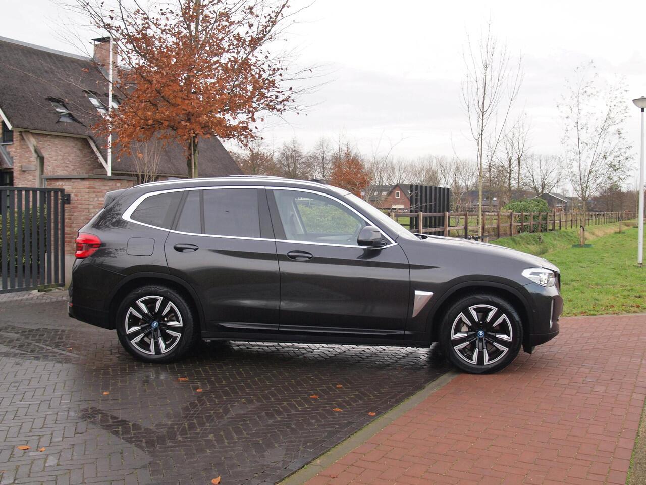 BMW X3 iX3 Executive 80 kWh | Panoramadak | Camera | Sfeerverlichting | Apple Carplay |