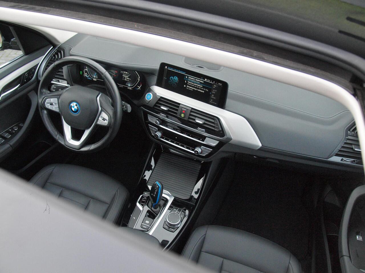 BMW X3 iX3 Executive 80 kWh | Panoramadak | Camera | Sfeerverlichting | Apple Carplay |