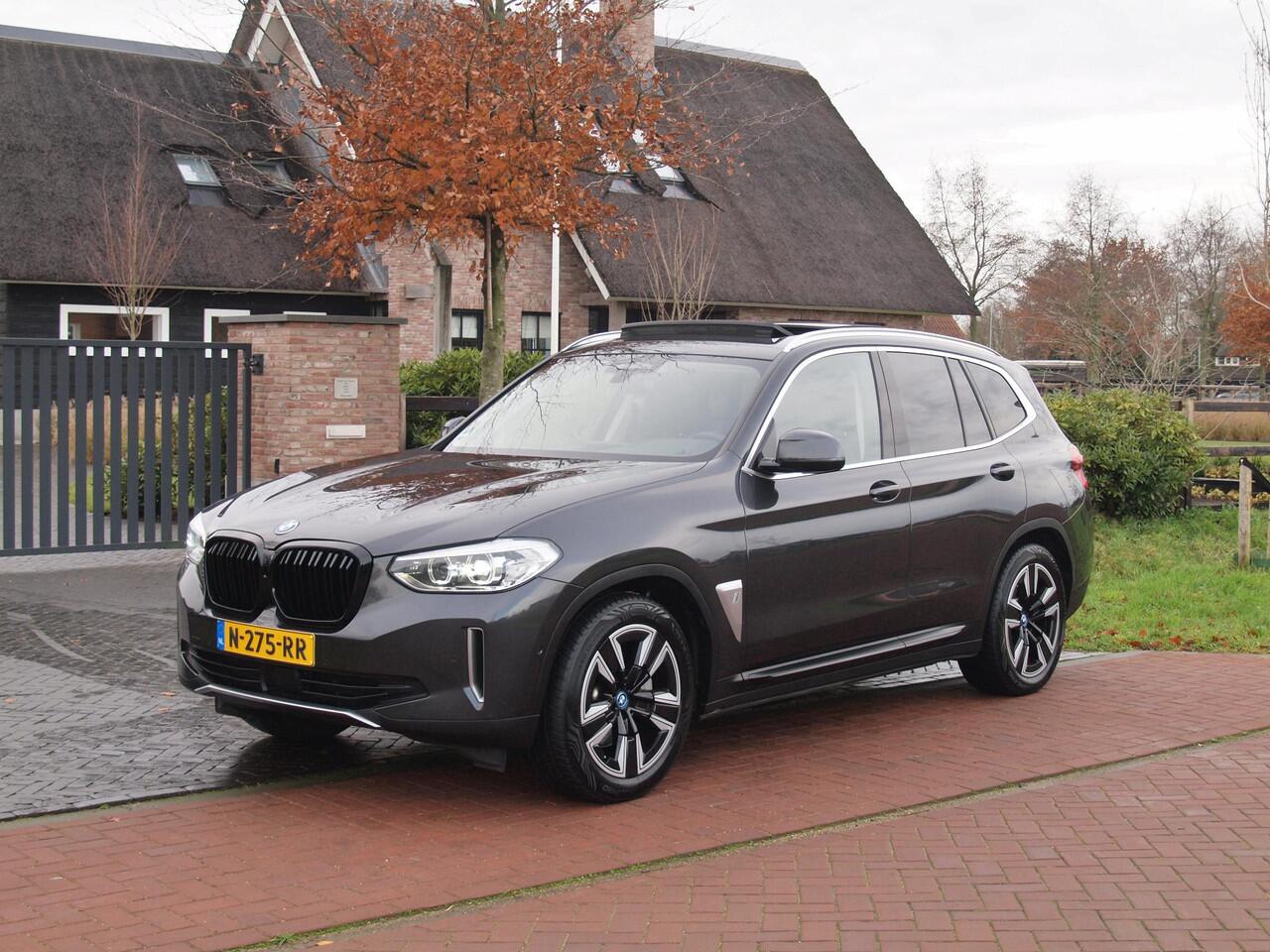 BMW X3 iX3 Executive 80 kWh | Panoramadak | Camera | Sfeerverlichting | Apple Carplay |