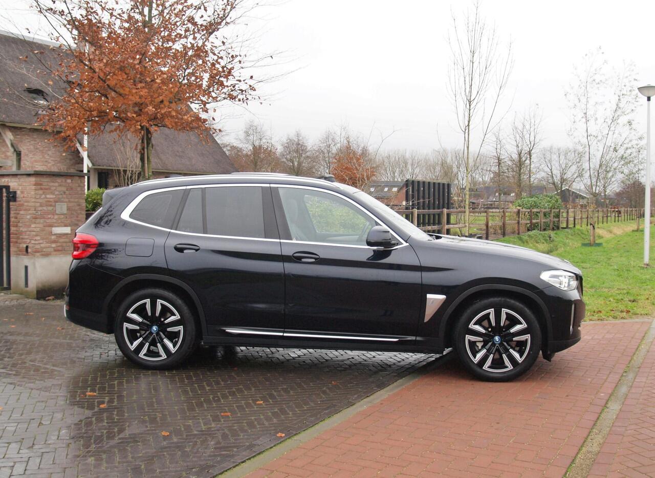 BMW X3 iX3 Executive 80 kWh | Panoramadak | Camera | Apple Carplay | Sfeerverlichting |
