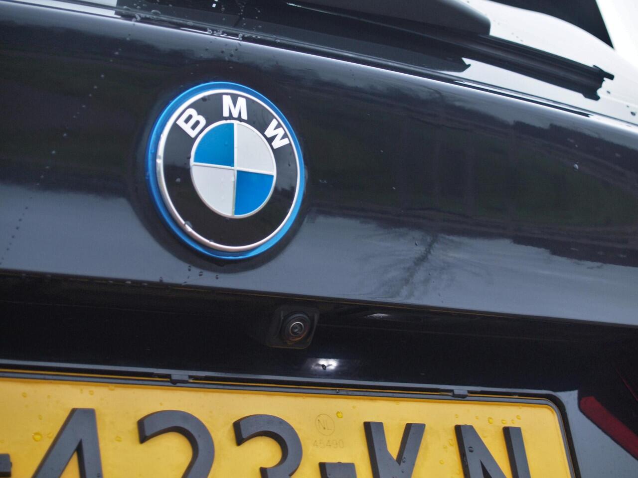 BMW X3 iX3 Executive 80 kWh | Panoramadak | Camera | Apple Carplay | Sfeerverlichting |