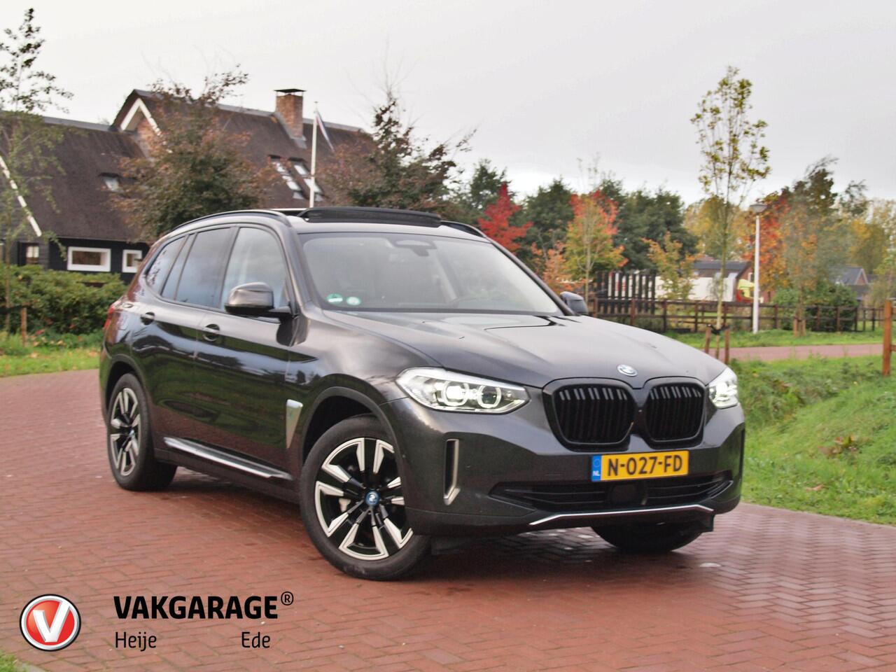 BMW X3 iX3 Executive 80 kWh | SOH 99% | Panoramadak | Camera | Trekhaak | Sfeerverlichting | Apple Carplay |