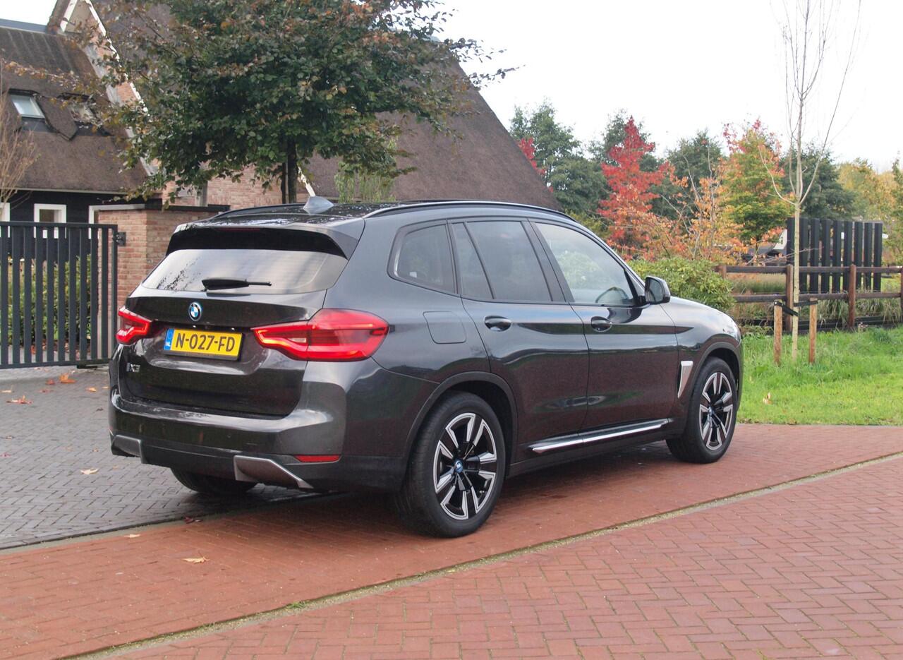 BMW X3 iX3 Executive 80 kWh | SOH 99% | Panoramadak | Camera | Trekhaak | Sfeerverlichting | Apple Carplay |