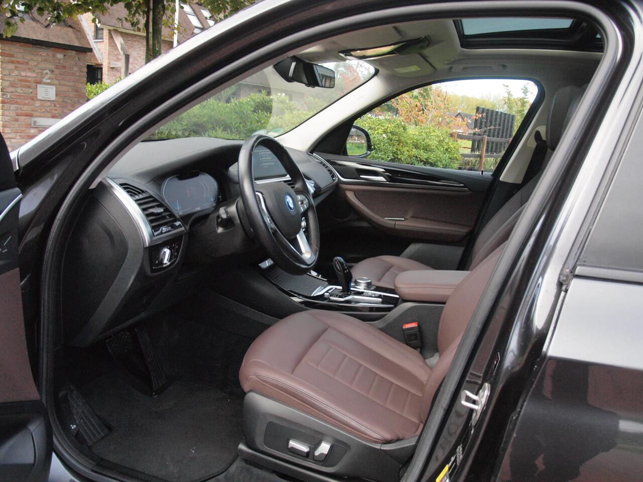 BMW X3 iX3 Executive 80 kWh | SOH 99% | Panoramadak | Camera | Trekhaak | Sfeerverlichting | Apple Carplay |