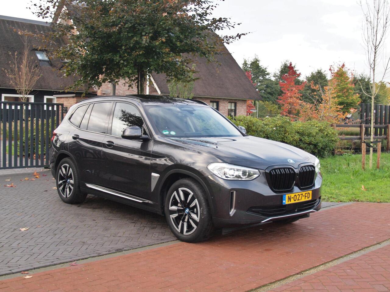 BMW X3 iX3 Executive 80 kWh | SOH 99% | Panoramadak | Camera | Trekhaak | Sfeerverlichting | Apple Carplay |