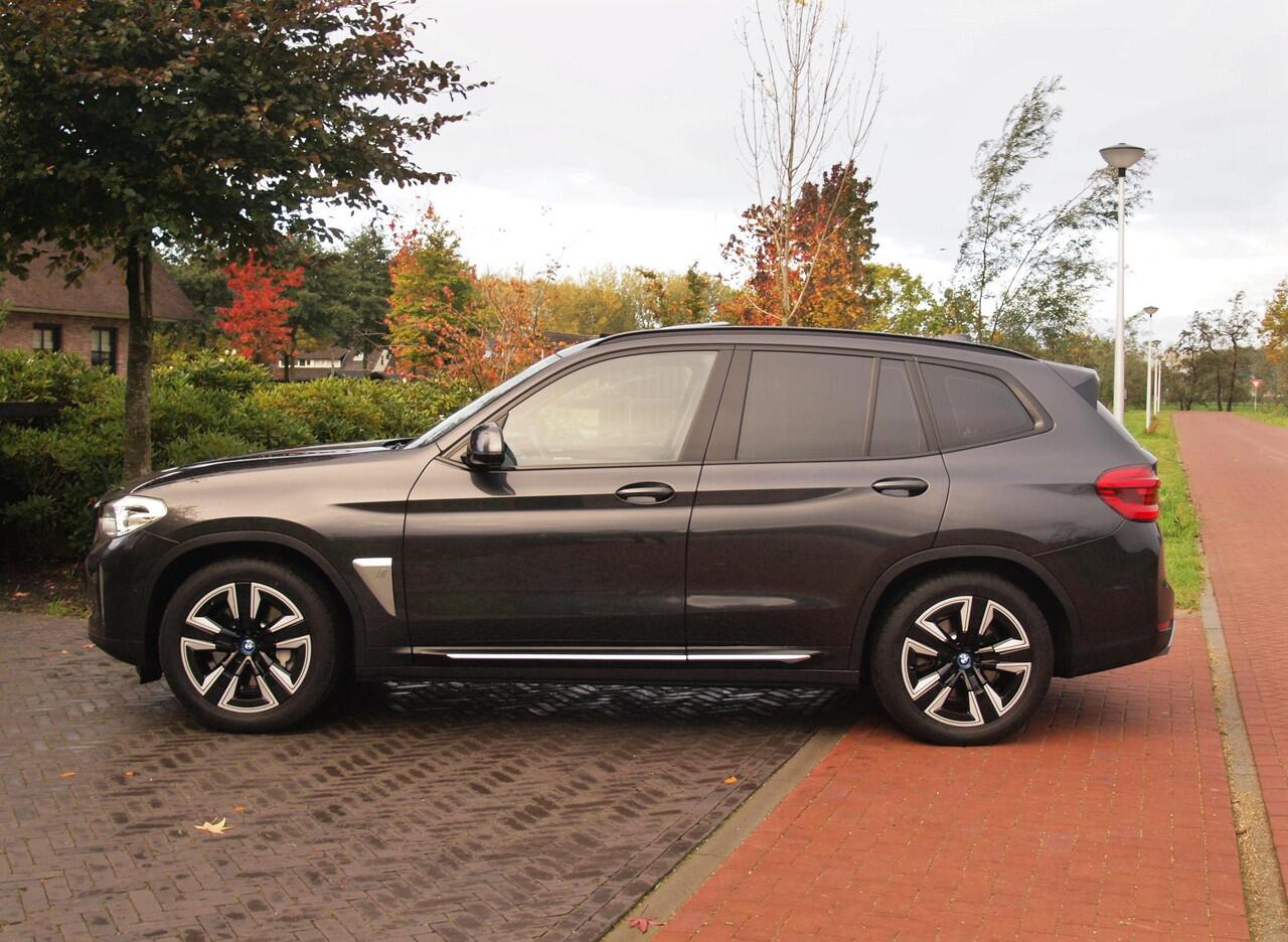 BMW X3 iX3 Executive 80 kWh | SOH 99% | Panoramadak | Camera | Trekhaak | Sfeerverlichting | Apple Carplay |