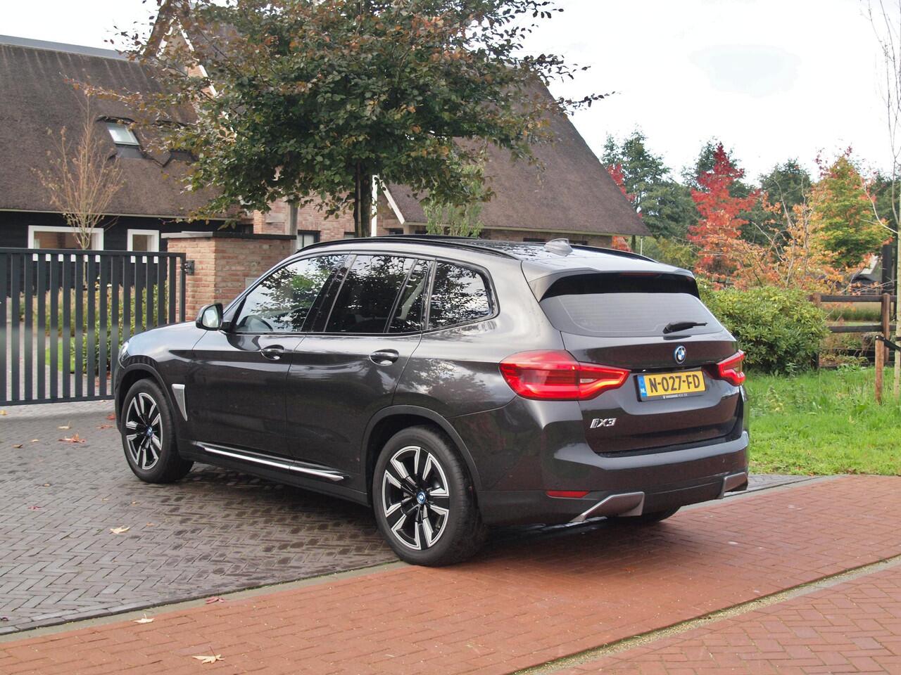 BMW X3 iX3 Executive 80 kWh | SOH 99% | Panoramadak | Camera | Trekhaak | Sfeerverlichting | Apple Carplay |