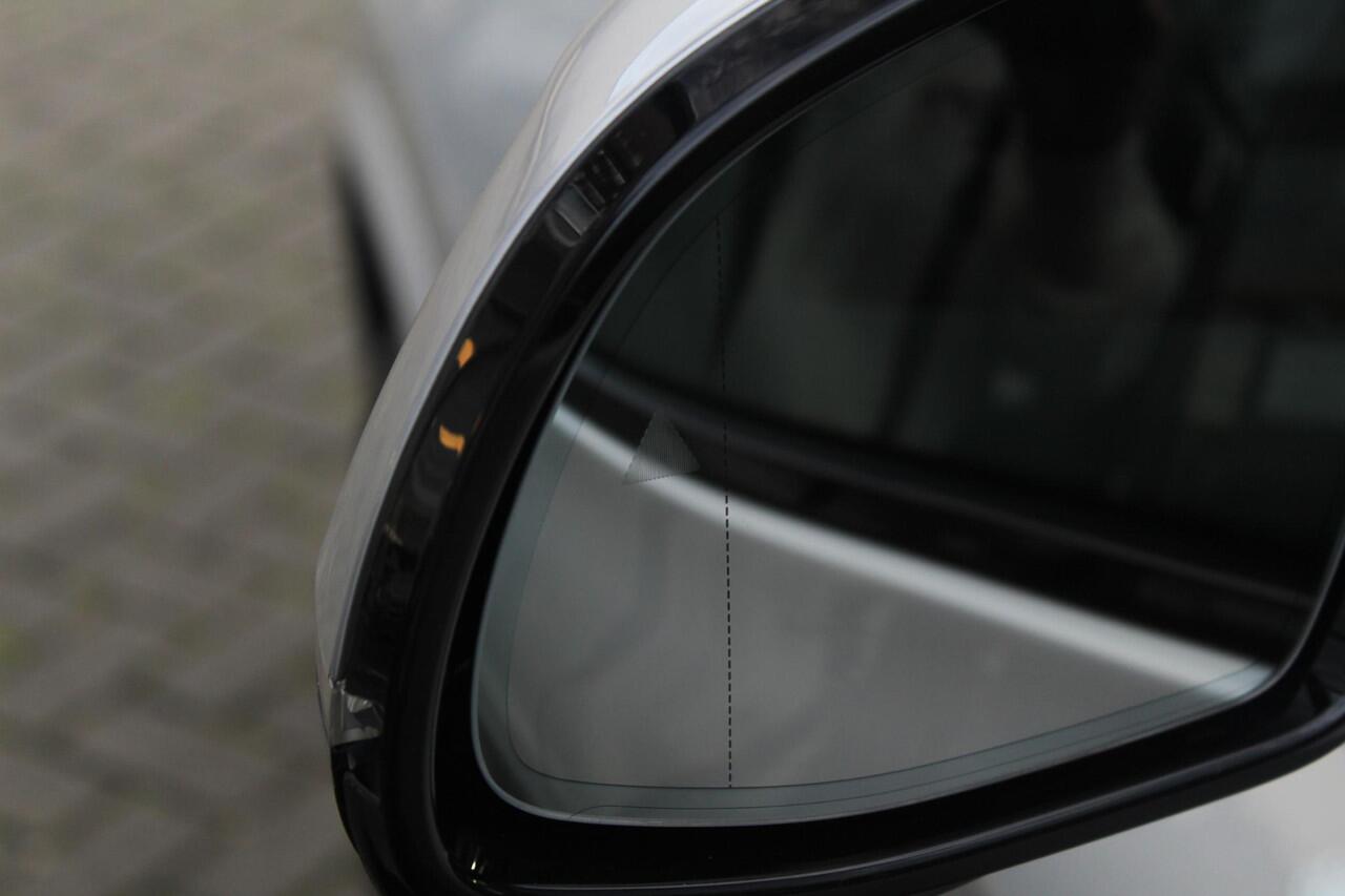 BMW X3 xDrive30e M-Sport | Schaalstoelen | Panoramadak | 21 Inch LM | Full options