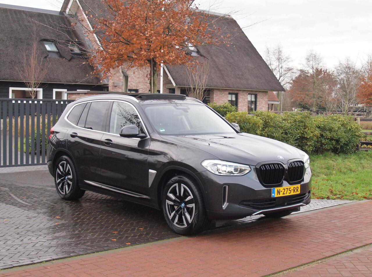 BMW X3 iX3 Executive 80 kWh | SOH 100% | Panoramadak | Camera | Sfeerverlichting | Apple Carplay |