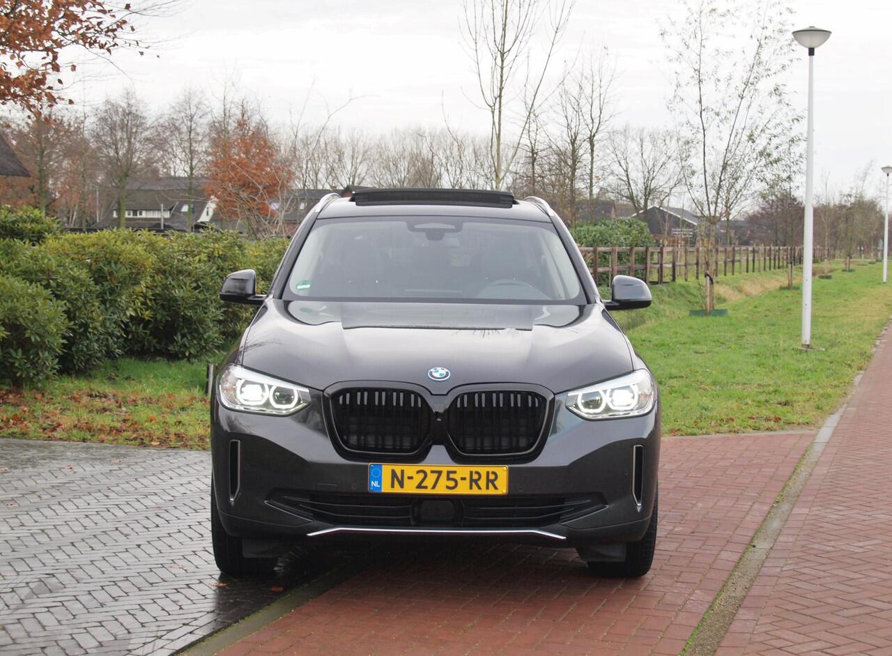 BMW X3 iX3 Executive 80 kWh | SOH 100% | Panoramadak | Camera | Sfeerverlichting | Apple Carplay |