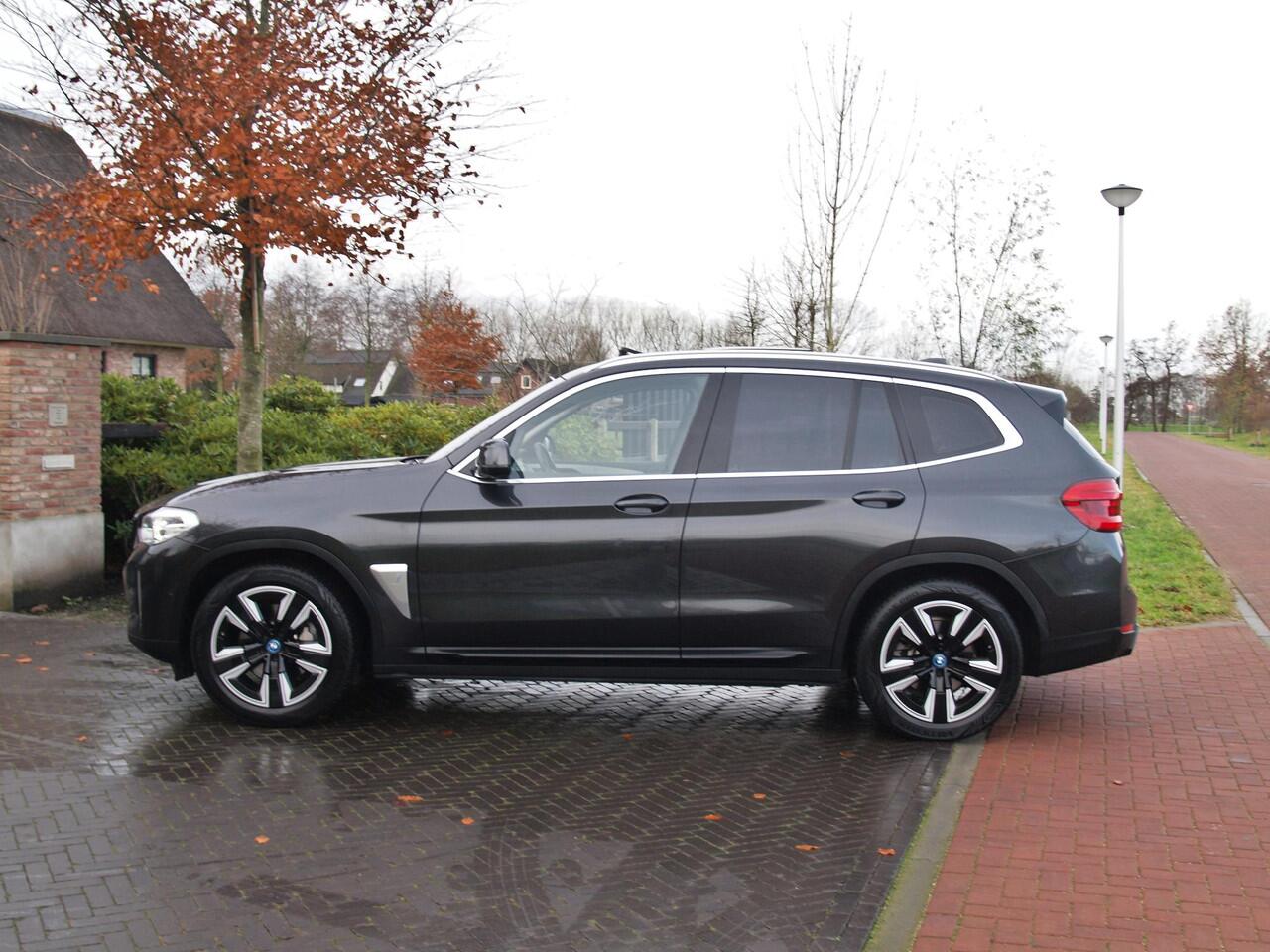 BMW X3 iX3 Executive 80 kWh | SOH 100% | Panoramadak | Camera | Sfeerverlichting | Apple Carplay |