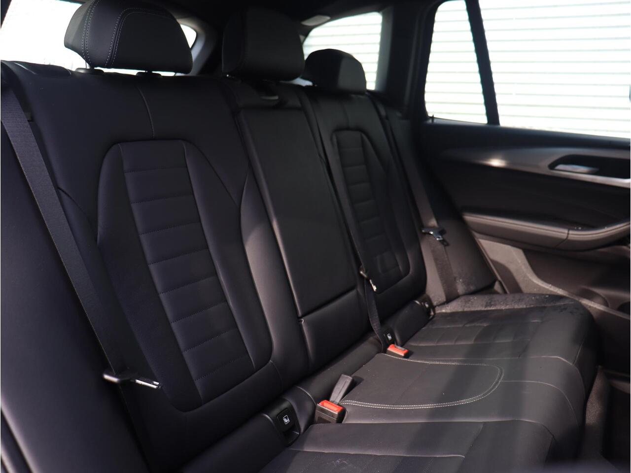 BMW X3 xDrive30e | High Executive | M Sportpakket | Parking Pack | Laserlight | Sportstoelen | Apple Carplay | Hi-Fi | 19'' LMV