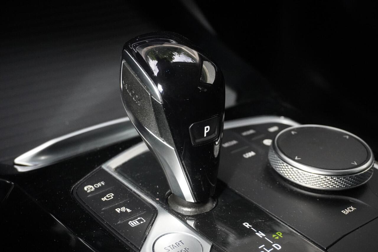 BMW X3 xDrive30e Trekhaak met elektrisch wegklapbare kogel | Parking Assistant Plus | Extra getint glas | 19 inch LM Y-spaak (Styling 693) in Ferric Grau