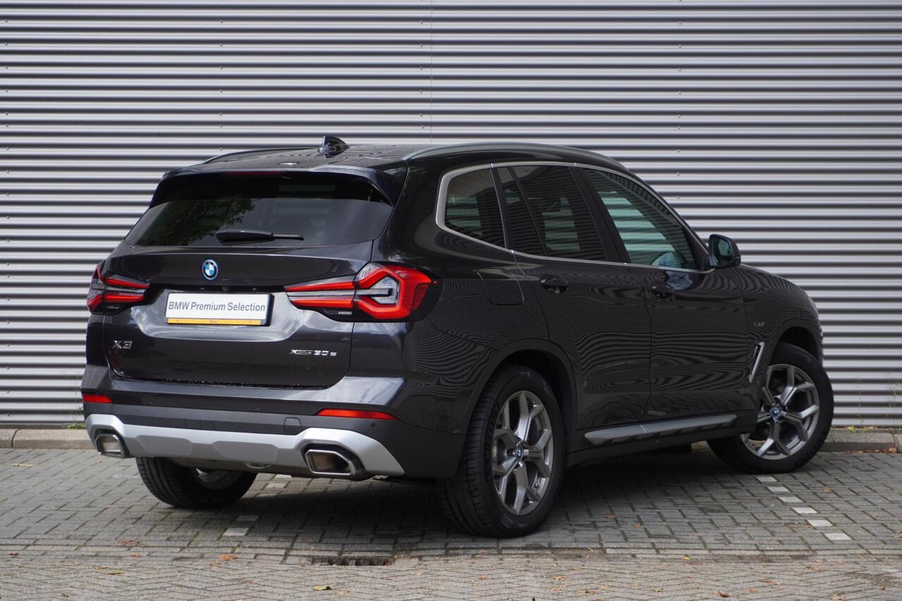 BMW X3 xDrive30e Trekhaak met elektrisch wegklapbare kogel | Parking Assistant Plus | Extra getint glas | 19 inch LM Y-spaak (Styling 693) in Ferric Grau