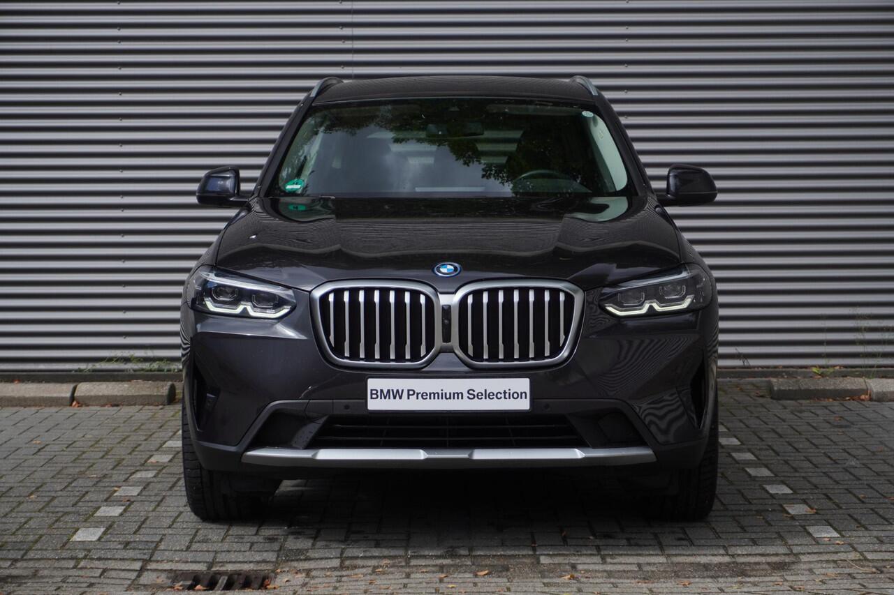 BMW X3 xDrive30e Trekhaak met elektrisch wegklapbare kogel | Parking Assistant Plus | Extra getint glas | 19 inch LM Y-spaak (Styling 693) in Ferric Grau